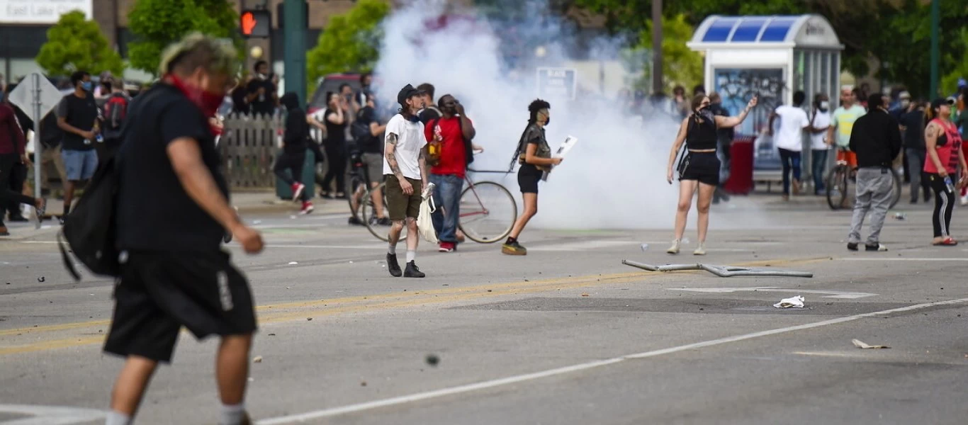 ΗΠΑ: Ένταση και επεισόδια σε προάστιο της Μινεάπολης μετά τον θάνατο νεαρού που πυροβόλησε αστυνομικός